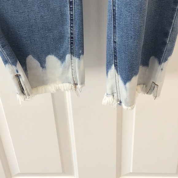 Capri jeans with frayed hem - Picture 2 of 4